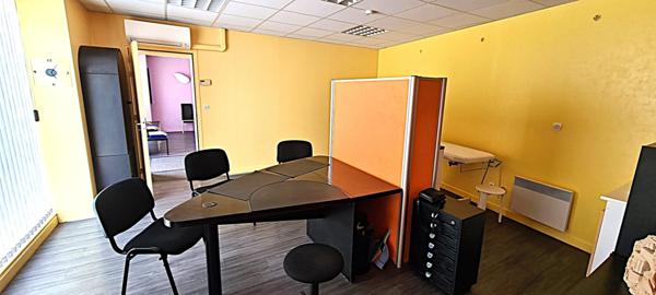 A vendre 3 pièces CHALAIS (16) Local/Bureau avec 1 chambre, 79,50 m²