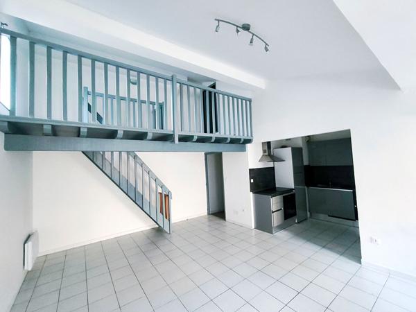 Appartement T3 centre historique Carcassonne dernier étage dans immeuble pierre proche place Carnot commerces et services essentiels