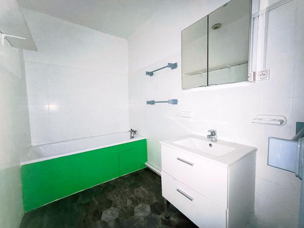 Appartement T3 centre historique Carcassonne dernier étage dans immeuble pierre proche place Carnot commerces et services essentiels