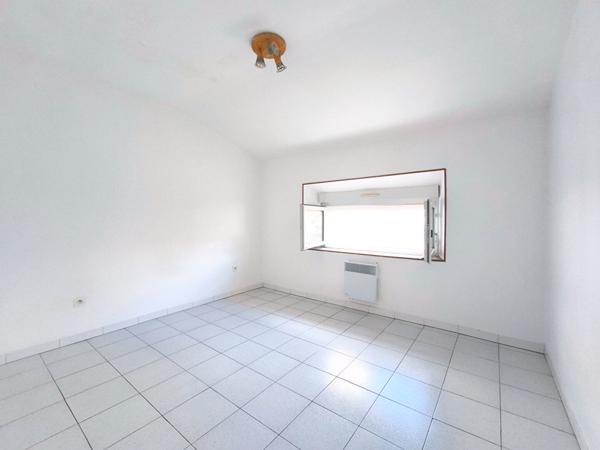 Appartement T3 centre historique Carcassonne dernier étage dans immeuble pierre proche place Carnot commerces et services essentiels