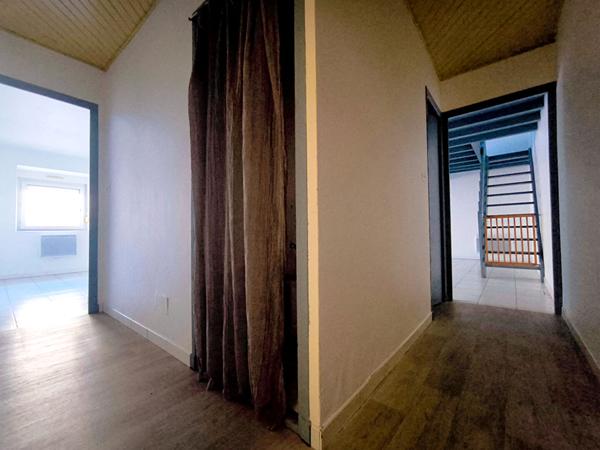 Appartement T3 centre historique Carcassonne dernier étage dans immeuble pierre proche place Carnot commerces et services essentiels