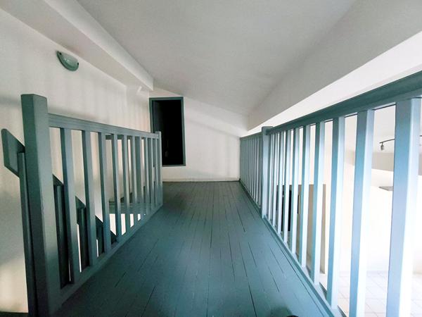 Appartement T3 centre historique Carcassonne dernier étage dans immeuble pierre proche place Carnot commerces et services essentiels