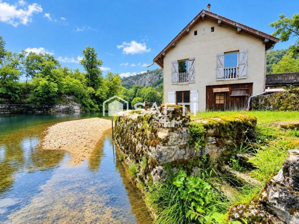 Maison en pierre située en bord de rivière