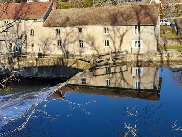 Maison en pierre située en bord de rivière