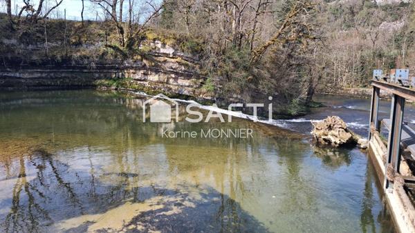 Maison en pierre située en bord de rivière