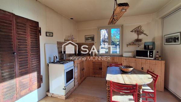 Maison en pierre située en bord de rivière