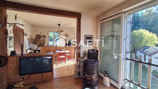 Maison en pierre située en bord de rivière