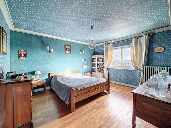 Maison Meaux proche gare à pieds - 5 chambres - sous-sol total - jardin de 348 m2.