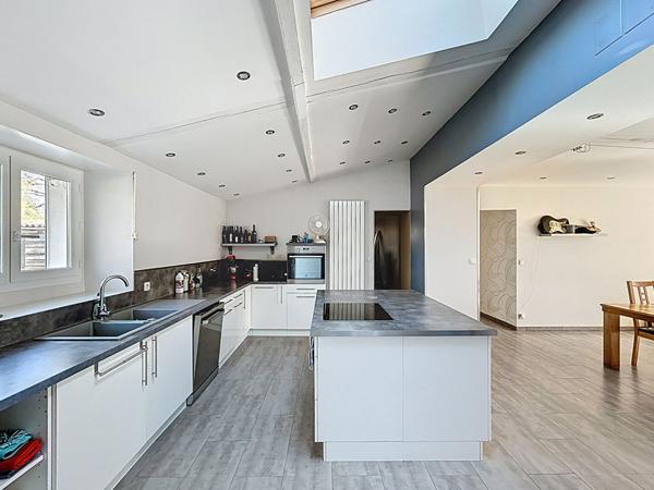 Maison familiale de plus de 150 m² avec vie de plain?pied et grand terrain clos