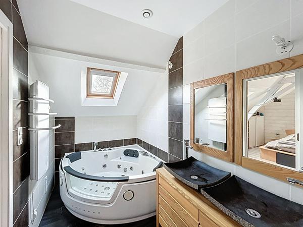 Maison familiale de plus de 150 m² avec vie de plain?pied et grand terrain clos