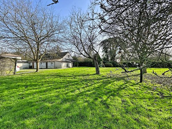 Maison familiale de plus de 150 m² avec vie de plain?pied et grand terrain clos