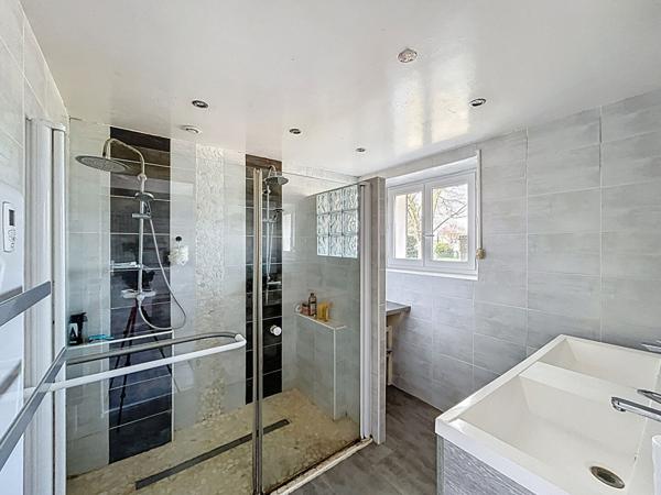 Maison familiale de plus de 150 m² avec vie de plain?pied et grand terrain clos