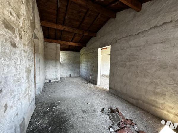 Ensemble immobilier avec hangar, maison à terminer et terrain constructible – 1 525 m²