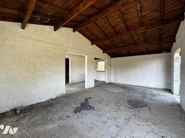 Ensemble immobilier avec hangar, maison à terminer et terrain constructible – 1 525 m²