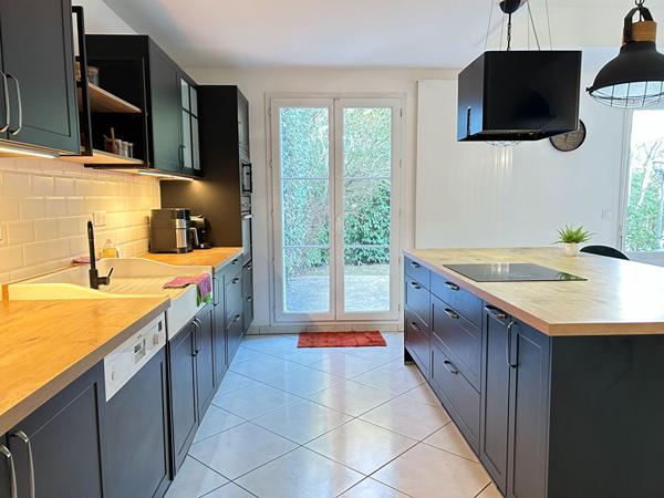 MAGNIFIQUE MAISON MEUBLEE 6 PIECES 153m2 AVEC DOUBLE BOX , TERRASSE ET JARDINS ARBORÉ