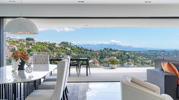 Villa contemporaine avec magnifique vue mer