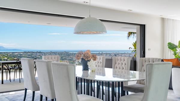 Villa contemporaine avec magnifique vue mer