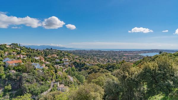 Villa contemporaine avec magnifique vue mer