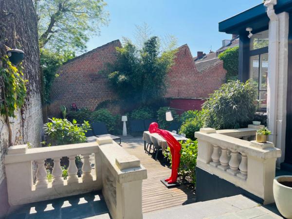 Maison mitoyenne 2 côtés La Madeleine Secteur La Madeleine 214 m²