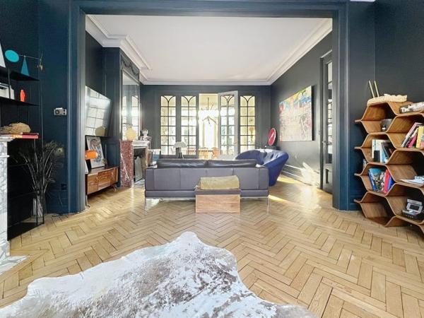 Maison mitoyenne 2 côtés La Madeleine Secteur La Madeleine 214 m²