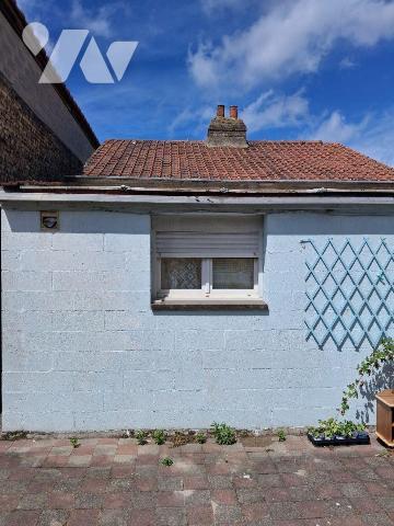 A VENDRE idéal investisseur 
maison actuellement louée 550EUR/mois comprenant un séjour, une c...