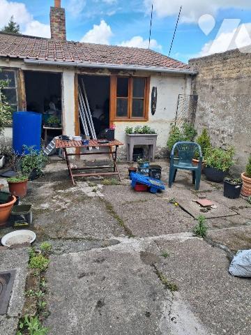 A VENDRE idéal investisseur 
maison actuellement louée 550EUR/mois comprenant un séjour, une c...