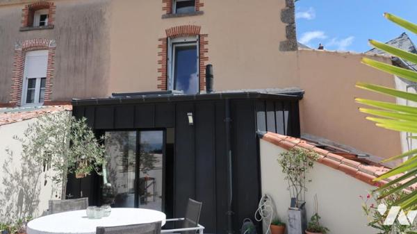 POUZAUGES CENTRE VILLE, MAISON D'HABITATION ENTIEREMENT RESTAUREE  AVEC TERRASSE ET GARAGE.