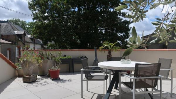 POUZAUGES CENTRE VILLE, MAISON D'HABITATION ENTIEREMENT RESTAUREE  AVEC TERRASSE ET GARAGE.