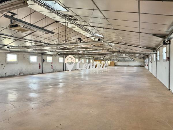Local professionnel de 3 000 m² sur un axe fréquenté