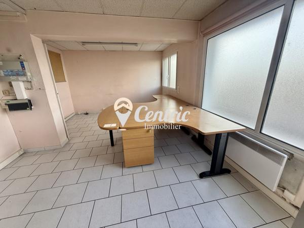 Local professionnel de 3 000 m² sur un axe fréquenté