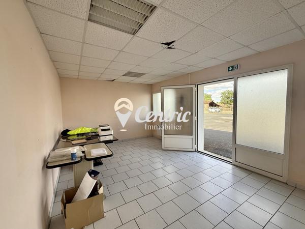 Local professionnel de 3 000 m² sur un axe fréquenté