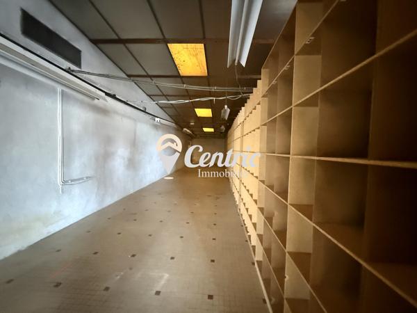 Local professionnel de 3 000 m² sur un axe fréquenté