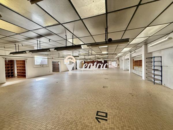 Local professionnel de 3 000 m² sur un axe fréquenté