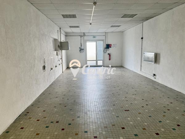 Local professionnel de 3 000 m² sur un axe fréquenté