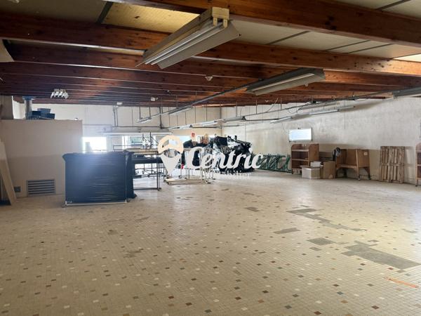 Local professionnel de 3 000 m² sur un axe fréquenté
