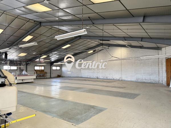 Local professionnel de 3 000 m² sur un axe fréquenté