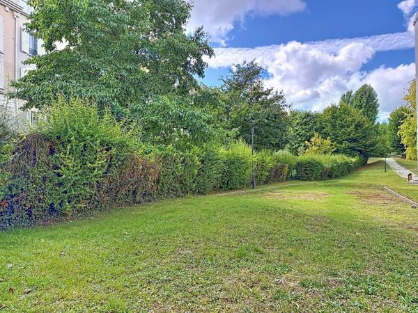 Résidence recherchée, à vendre appartement 3 pièces avec parking et cave