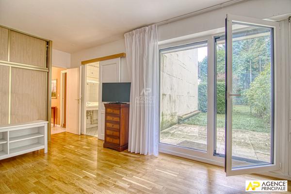 Versailles Clagny Appartement 5 pièces 113 m² rez-de-jardin avec ascenseur, cave et parking et box en sous-sol €690 000 ** - Référence 25913