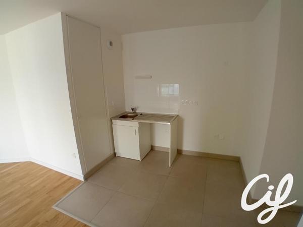 Appartement T3 MONT ST AIGNAN - 67.61 m2  890 Euros