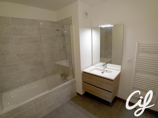 Appartement T3 MONT ST AIGNAN - 67.61 m2  890 Euros