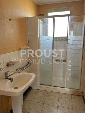 En exclusivité niort maison avec garage et jardin à rénover.