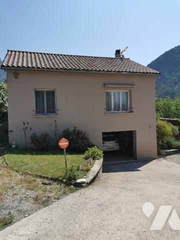 Une maison d'habitation AVEC JARDIN