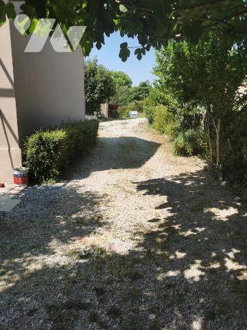 Une maison d'habitation AVEC JARDIN