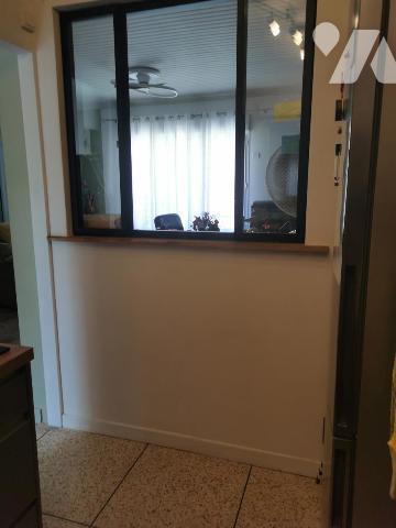 Une maison d'habitation AVEC JARDIN