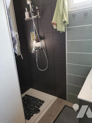 Une maison d'habitation AVEC JARDIN