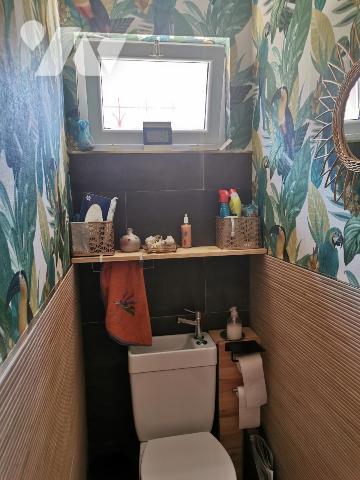 Une maison d'habitation AVEC JARDIN