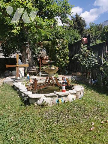 Une maison d'habitation AVEC JARDIN