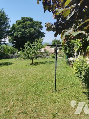 Une maison d'habitation AVEC JARDIN