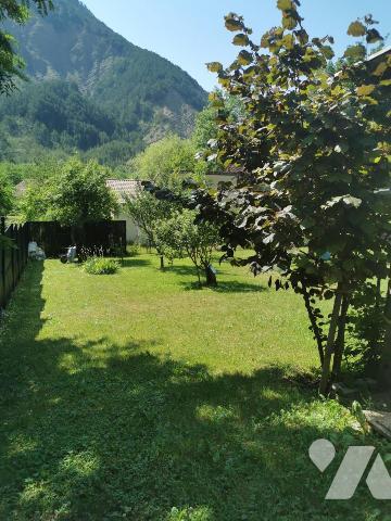 Une maison d'habitation AVEC JARDIN