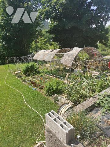 Une maison d'habitation AVEC JARDIN